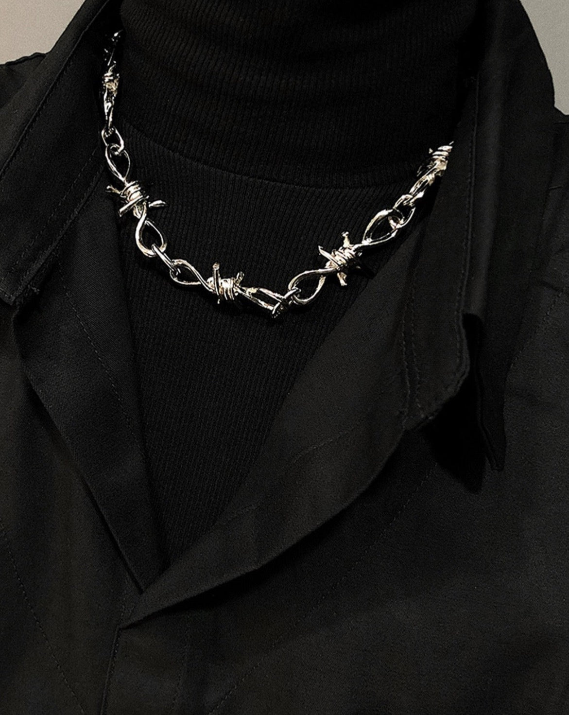 Edgy Elegance Thorn Style Unisex Necklace Model
