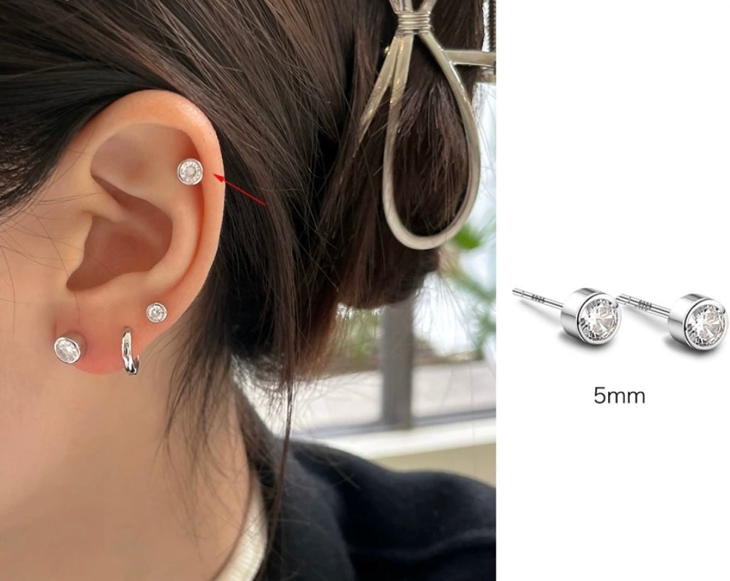 Classic Circular Zircon Earrings Close Up Model Size 5mm