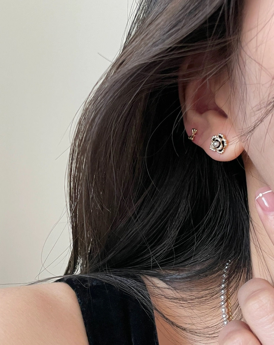 Elegance Camellia Pearl 925 Silver Stud Earrings Model