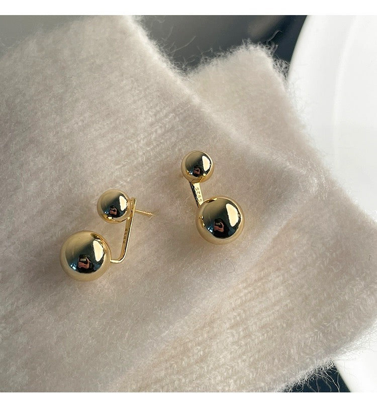 Elegance Two-Piece Gold Set Earrings Extra Close Up