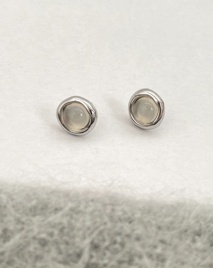 Elegant White Agate Round Earrings