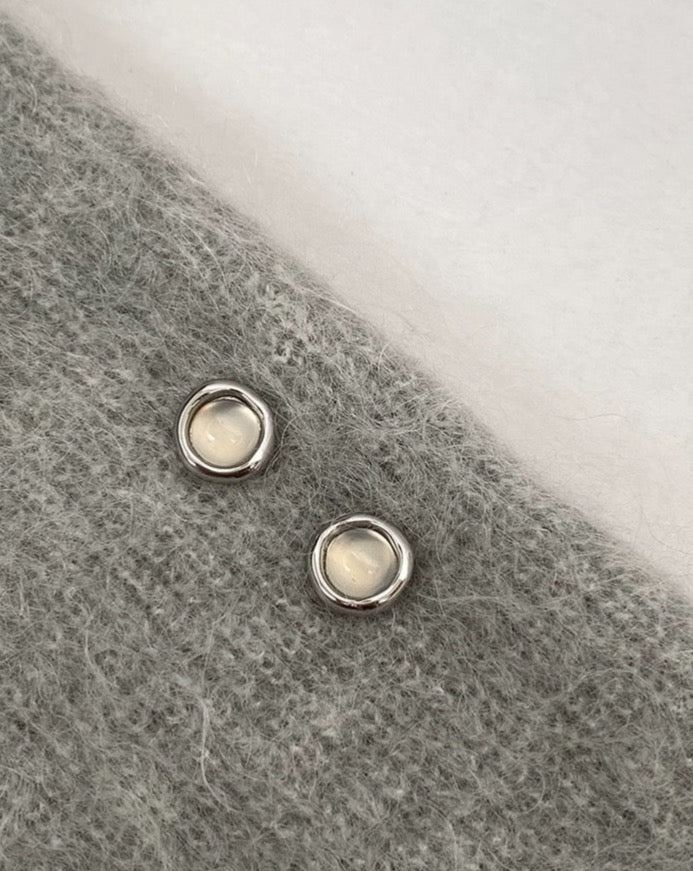 Elegant White Agate Round Earrings