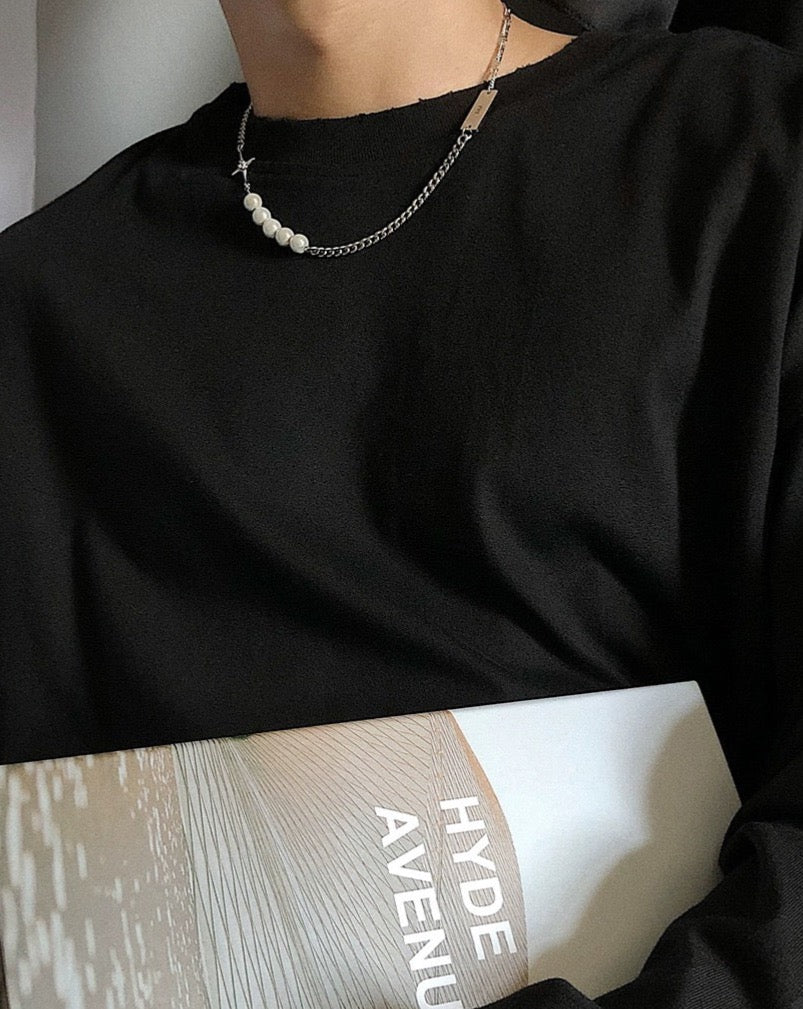 Eye-Catching Reflective Pearl Cross Necklace Model