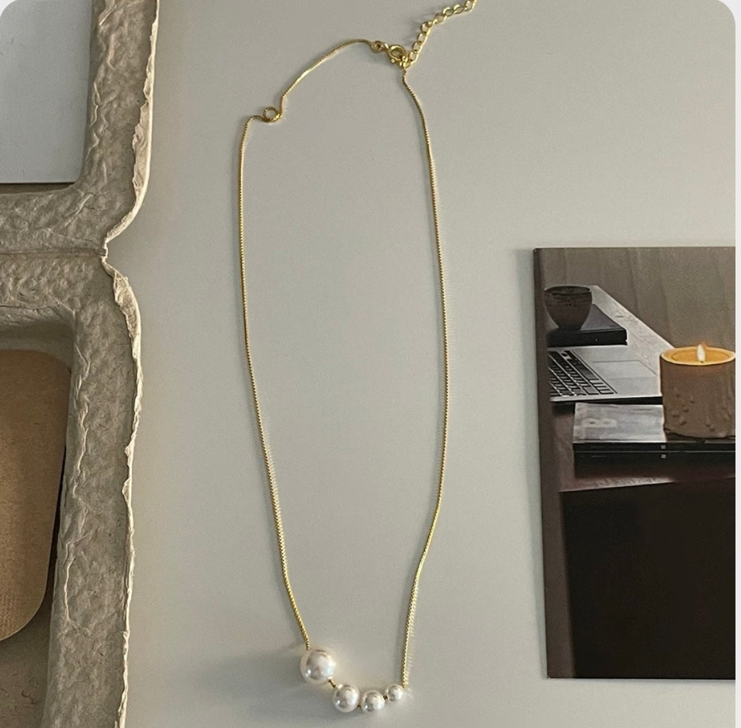 Fashion Thin Collarbone Pearl Necklace Gold Model White Close