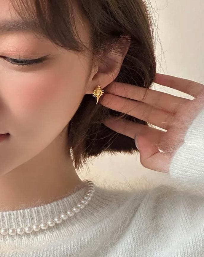 Girl wearing Seashell Gold Earrings